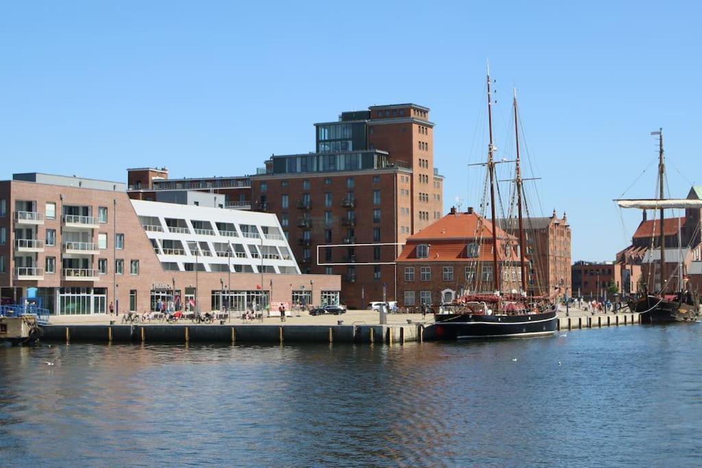 Meerblick, Balkon Und Private Sauna Im Historischen Getreidespeicher Wismar Bagian luar foto