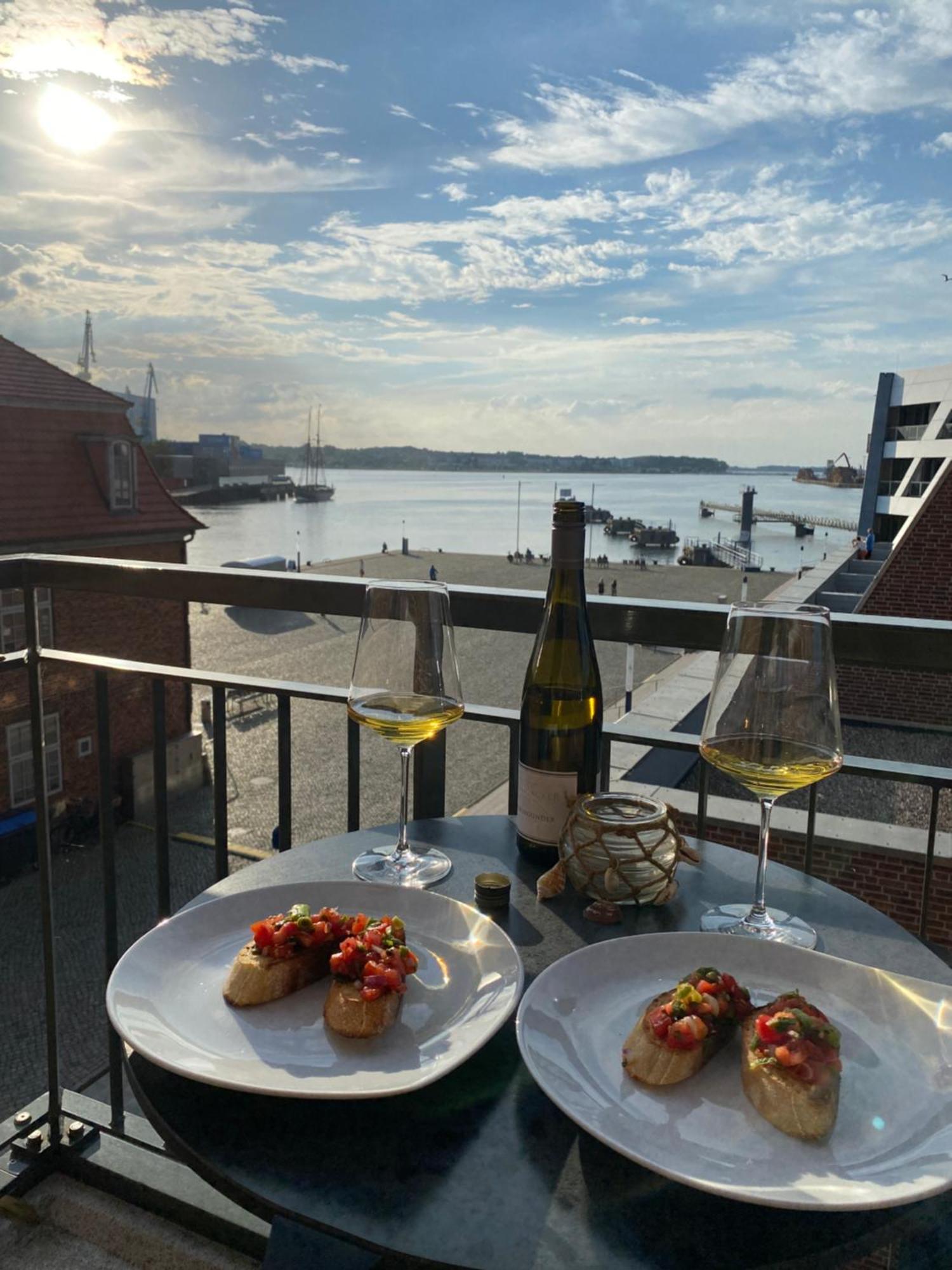 Meerblick, Balkon Und Private Sauna Im Historischen Getreidespeicher Wismar Bagian luar foto